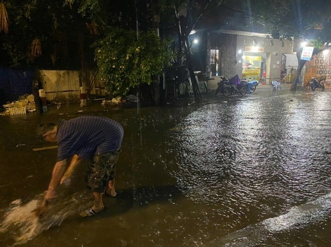 Đến 19h, mưa lớn vẫn chưa có dấu hiệu giảm, nhiều tuyến đường vẫn chìm trong biển nước khiến người dân gặp khó khăn khi đi lại.