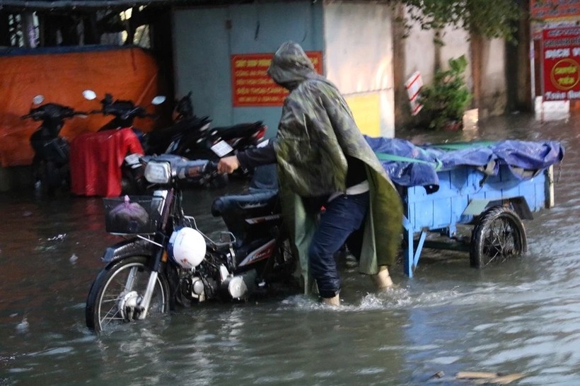 Đài Khí tượng thuỷ văn khu vực Nam Bộ cho biết trong vài giờ tới TP.HCM sẽ tiếp tục có mưa với lượng mưa phổ biến từ 20-50 mm, có nơi trên 80 mm.