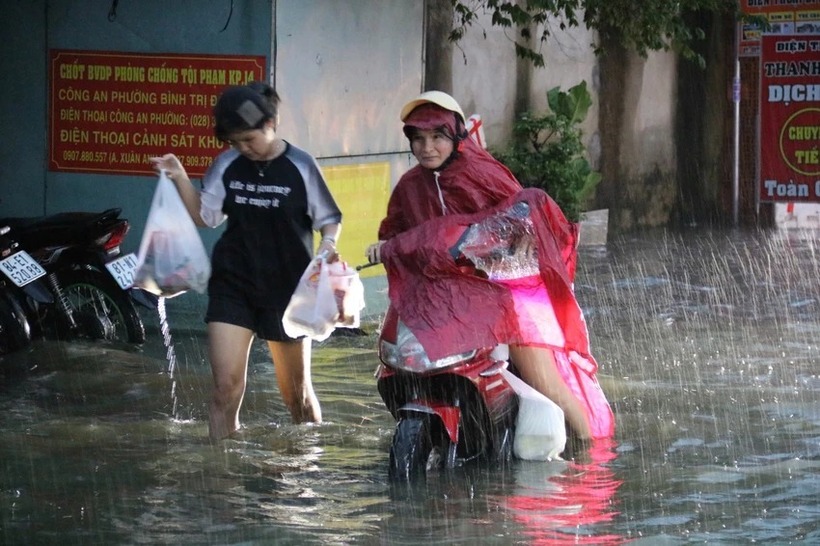 Chỉ 2h sau cơn mưa, nhiều tuyến đường ở quận Bình Tân ngập úng, các phương tiện vất vả lưu thông. Đơn cử như trên đường Sinco, đường Hồ Học Lãm, quốc lộ 1... chìm trong biển nước.