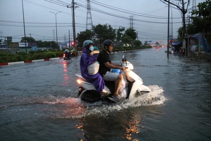 Đến khoảng 18h, nhiều đoạn đường nước ngập hơn nửa bánh xe. Hàng loạt xe chết máy, người dân phải dẫn bộ qua đoạn đường ngập sâu.