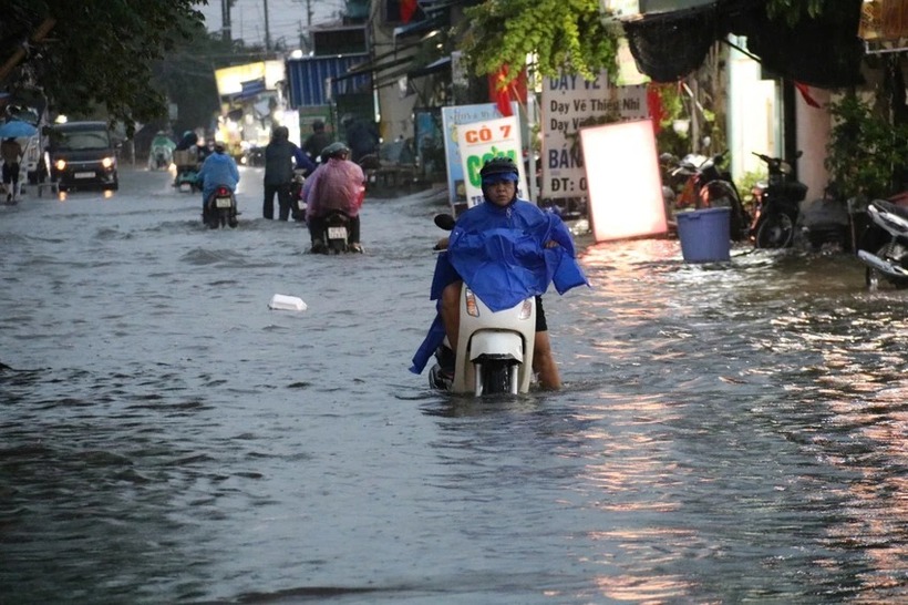 Nước chảy xiết khiến nhiều phương tiện gặp khó khăn khi di chuyển qua đoạn đường ngập.