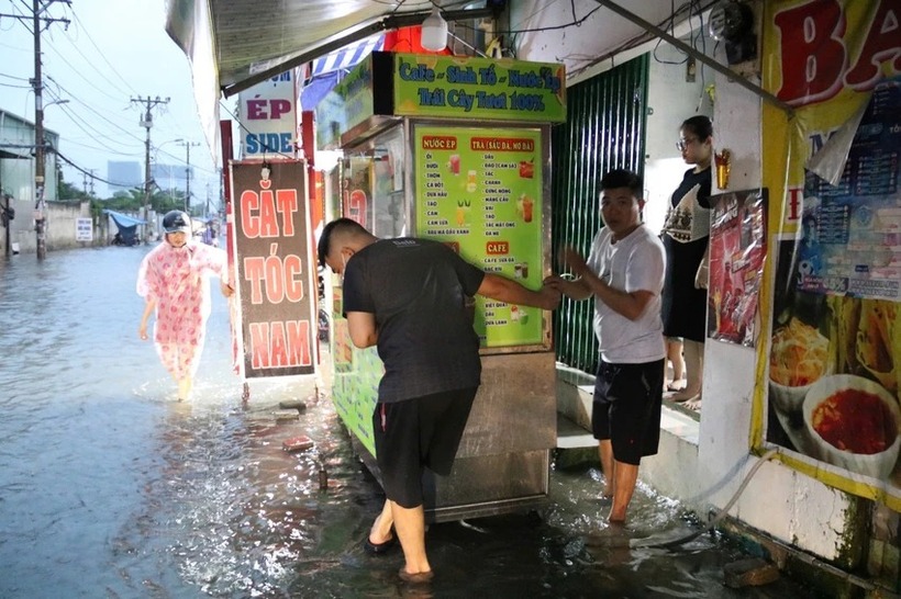 Tuy nhiên do tuyến đường này trũng nên nước từ các nơi cao đổ về dẫn đến thường xuyên ngập úng. "Người dân ở đây ai cũng xây bậc thềm cao để chống nước tràn vào nhà mỗi khi mưa", anh Trường nói thêm.