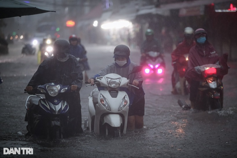 Tại đường Kha Vạn Cân (đoạn hai bên chợ Thủ Đức), nhiều phương tiện chết máy khi di chuyển qua đoạn đường này.