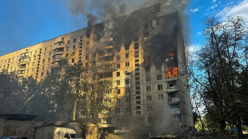 Tòa chung cư bị tấn công trong đợt không kích mới nhất của Nga tại Kharkov. Ảnh: Reuters.