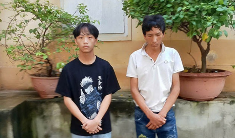 Hai đối tượng Giàng A Dạng (bên phải) và Mùa A Lâu (bên trái) tại cơ quan công an. Ảnh: Công an Sơn La