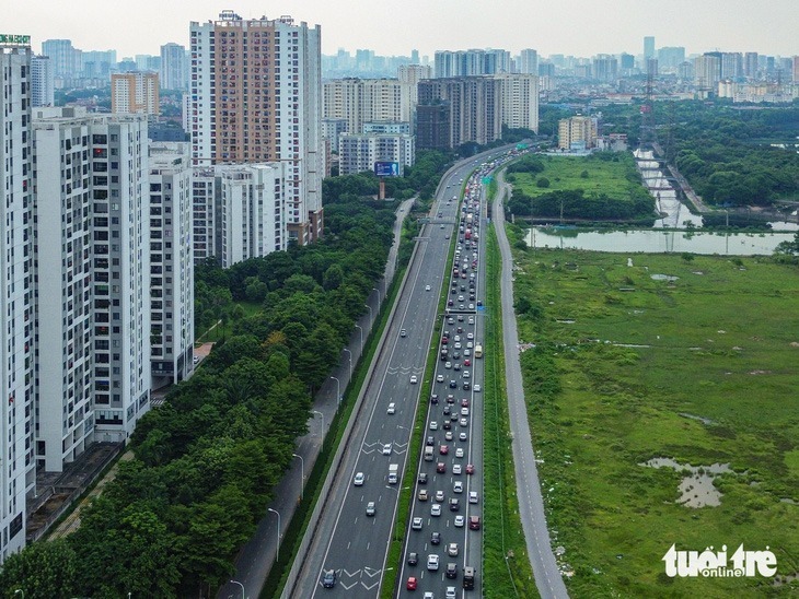 Cửa ngõ Hà Nội đông đúc do người dân trở lại sớm sau kỳ nghỉ lễ