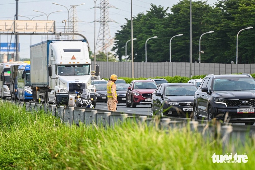 Đội Tuần tra kiểm soát giao thông đường bộ cao tốc số 3 (Cục CSGT) phối hợp cùng các lực lượng khác tăng cường phân luồng, hướng dẫn các phương tiện để không xảy ra ùn tắc giữa các luồng đi thẳng và lên nút giao đường vành đai 3.