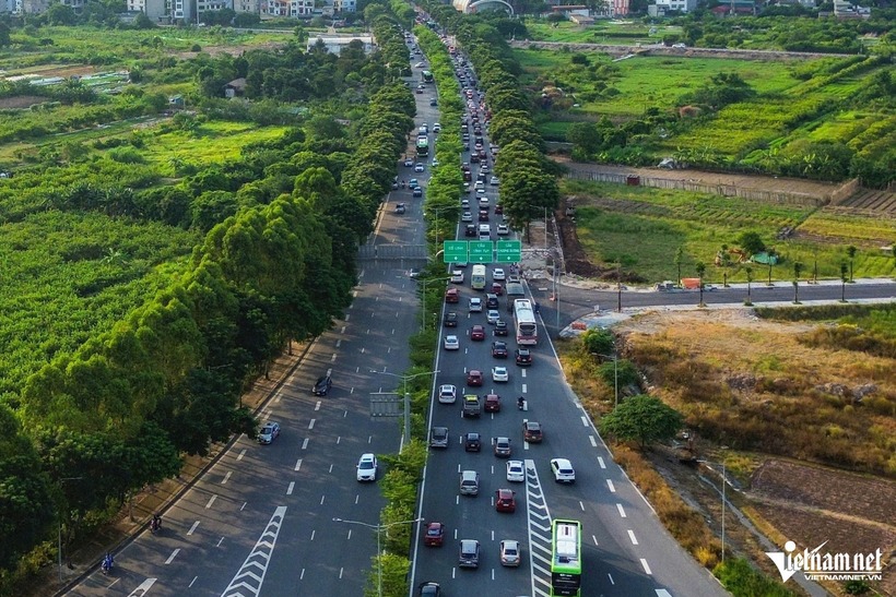 Nhiều tài xế thấy cảnh sát hiện diện đã vội chuyển hướng, nhập vào làn xe chạy.