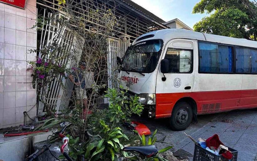 Cổng nhà hư hỏng sau vụ tai nạn. Ảnh: Lao Động