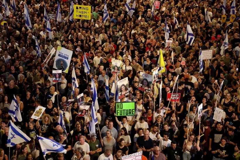 Người biểu tình giận dữ trước cách xử lý của chính phủ Israel. Ảnh Reuters
