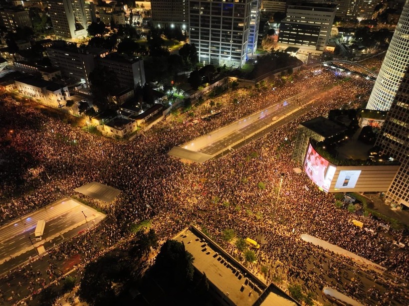Dòng người biểu tình kéo dài bất tận tại Tel Aviv, Israel. Ảnh: Reuters