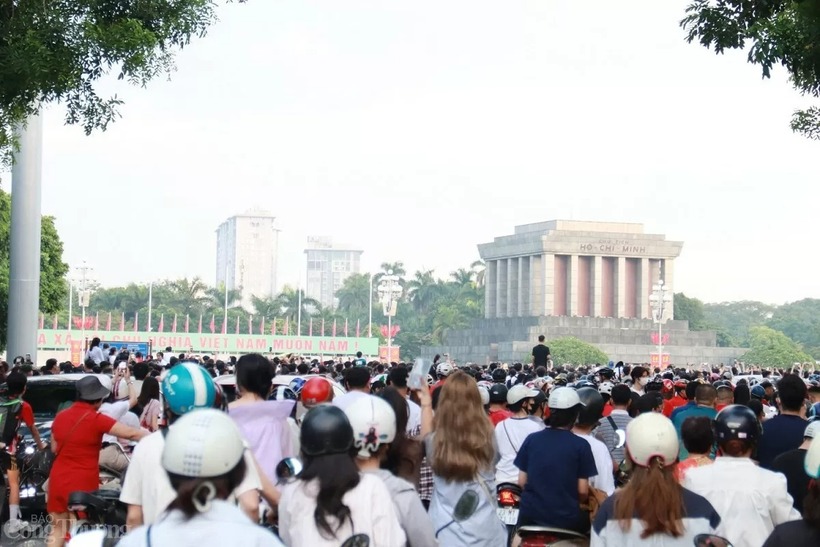 Sáng nay, ngày 2/9, hàng nghìn người dân đã tập trung tại Quảng trường Ba Đình lịch sử ở Hà Nội để tham dự Lễ thượng cờ trang trọng và cùng nhau hát vang Quốc ca, chào mừng ngày Quốc khánh của đất nước.