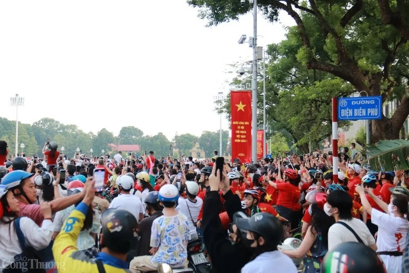 Nhiều người mặc áo cờ đỏ sao vàng xếp thành hàng dài chờ đến giờ thực hiện Nghi lễ thượng cờ