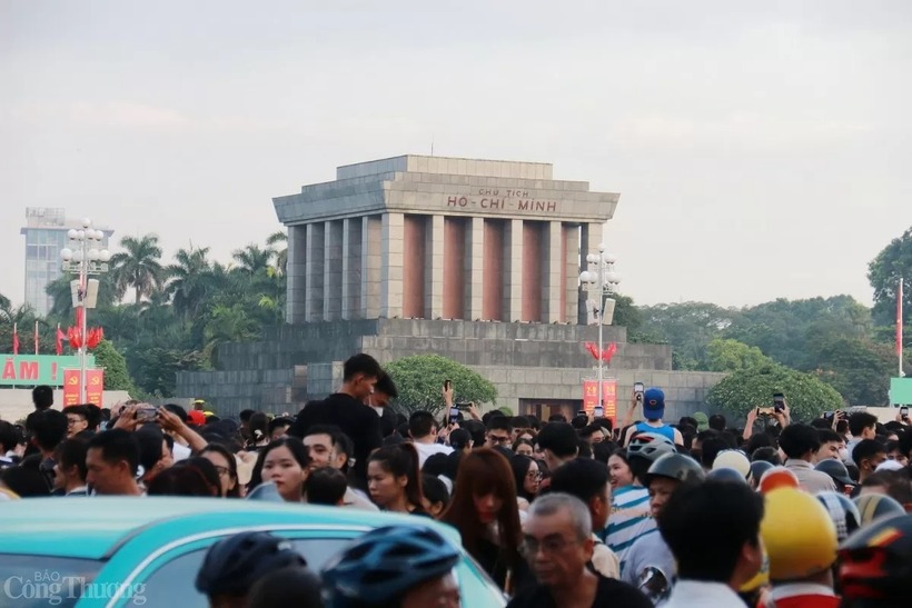 Nhiều du khách đến Việt Nam du lịch kịp có cho mình những khoảnh khắc ý nghĩa ngày Tết Độc lập
