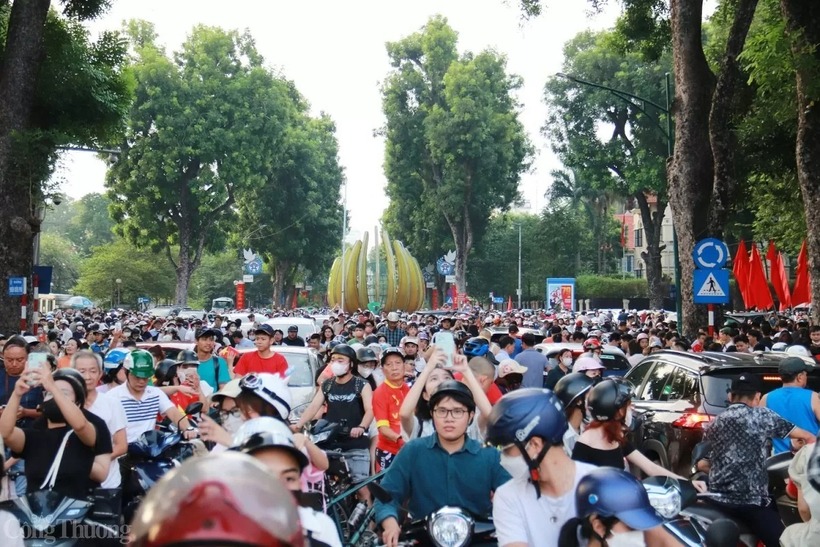 Nhiều tuyến đường hướng về địa điểm quan trọng chật kín người, dù chỉ mới sáng sớm.