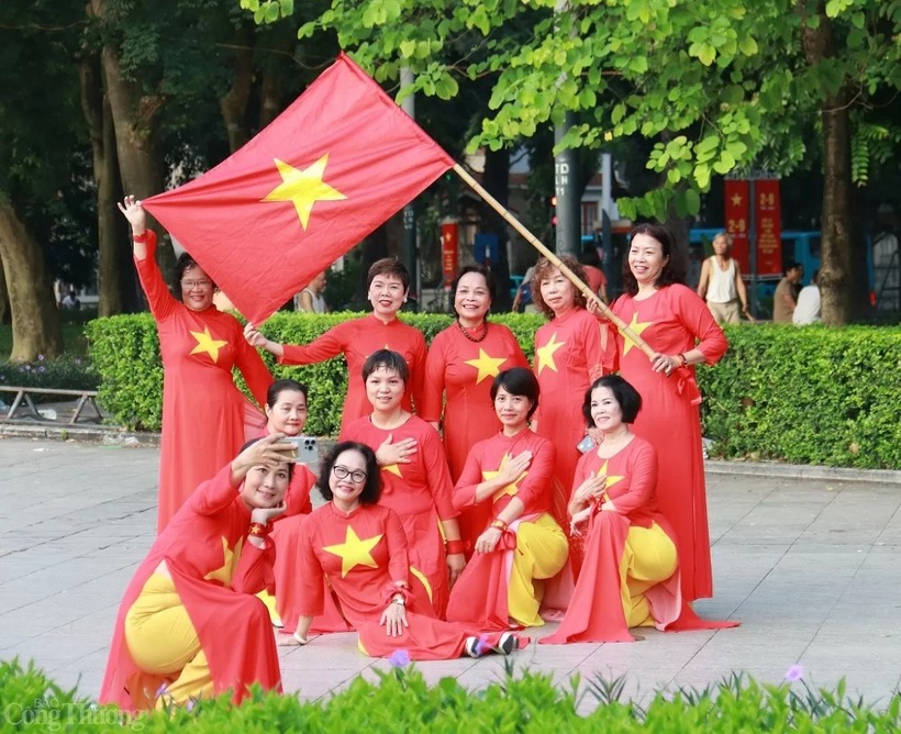 Những người phụ nữ Việt Nam xinh đẹp trong tà áo dài .