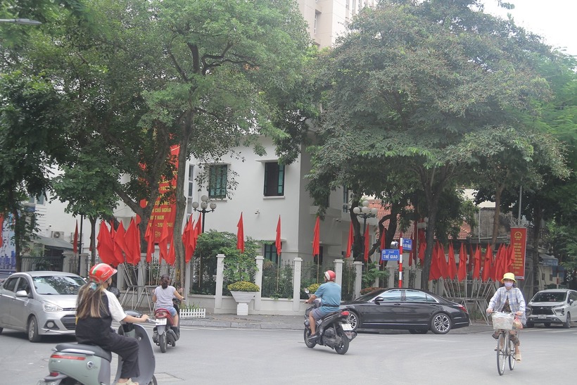Trong những ngày của mùa Thu Hà Nội, sắc đỏ rực rỡ của cờ hoa và những khẩu hiệu trang trọng đã phủ khắp các tuyến phố, con đường, ngõ, hẻm, tạo nên một không gian tràn đầy niềm tự hào dân tộc, chào mừng 79 năm Ngày Quốc khánh nước Cộng hòa xã hội chủ nghĩa Việt Nam (2/9/1945 – 2/9/2024).