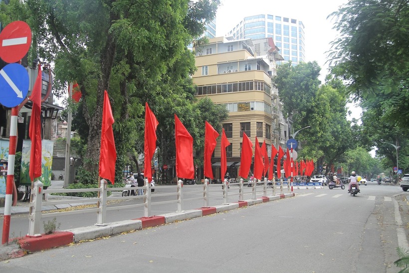 Một số tuyến đường vắng người do nhiều người về quê trong kỳ nghỉ lễ kéo dài 4 ngày.