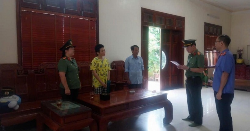 Cơ quan An ninh điều tra, Công an tỉnh Bắc Giang đọc lệnh khám xét nơi ở của đối tượng.