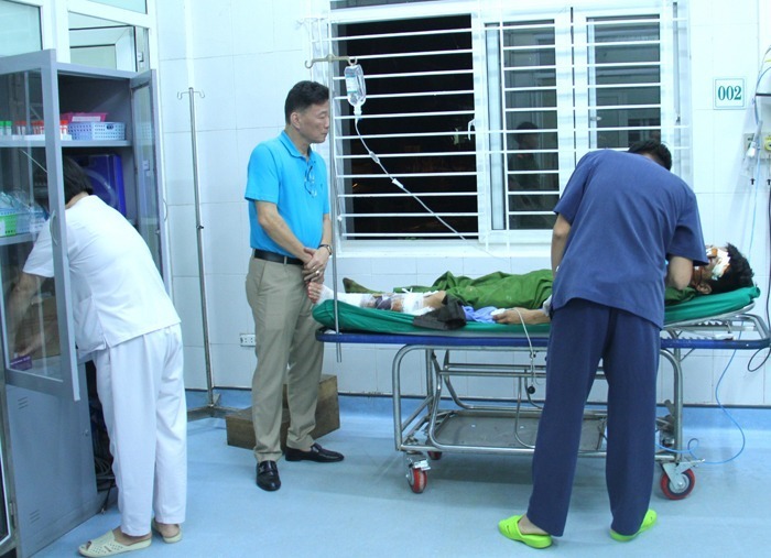 Đại tá Hoàng Mạnh Hùng, Phó Giám đốc Công an tỉnh, đã đến Bệnh viện để thăm hỏi và kiểm tra tình hình sức khỏe của Thiếu tá Cao Văn Dương. Ảnh: Công an nhân dân