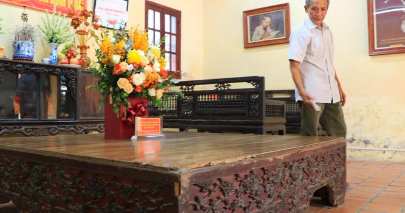 Ông Công Ngọc Dũng dậy từ sớm lau dọn bàn ghế, nhà cửa.