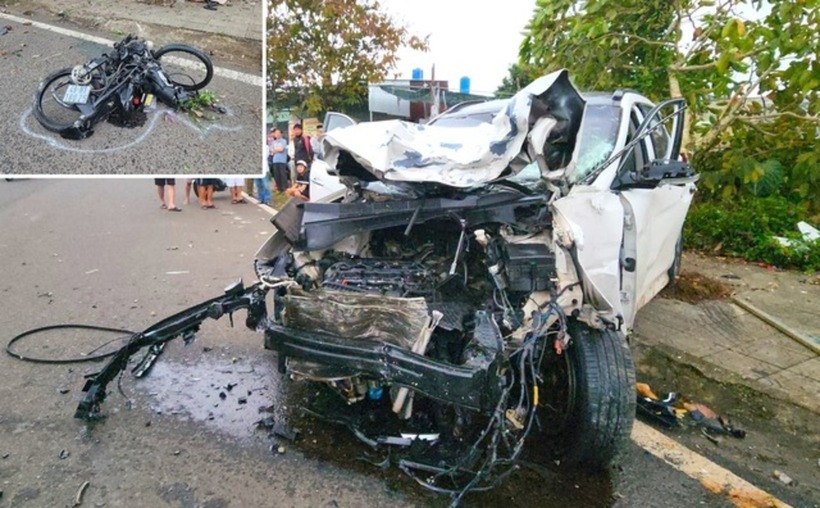 Ô tô do tài xế Vinh điều khiển hư hỏng nặng phần đầu và xe máy của nạn nhân bốc cháy và biến dạng sau vụ tai nạn. Ảnh: Người Lao Động