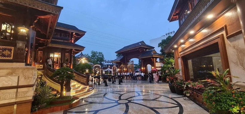 Phía bên trong, khuôn viên được đầu tư nhiều tiểu cảnh, hồ cá, trang trí nhiều hoa cỏ bắt mắt.