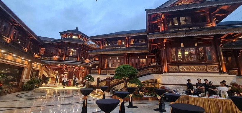 Quy mô biệt phủ trên 4.000m2, kinh phí chưa được tiết lộ nhưng nhiều người dự đoán với độ choáng ngợp như vậy, cơ ngơi phải hàng trăm tỷ đồng.