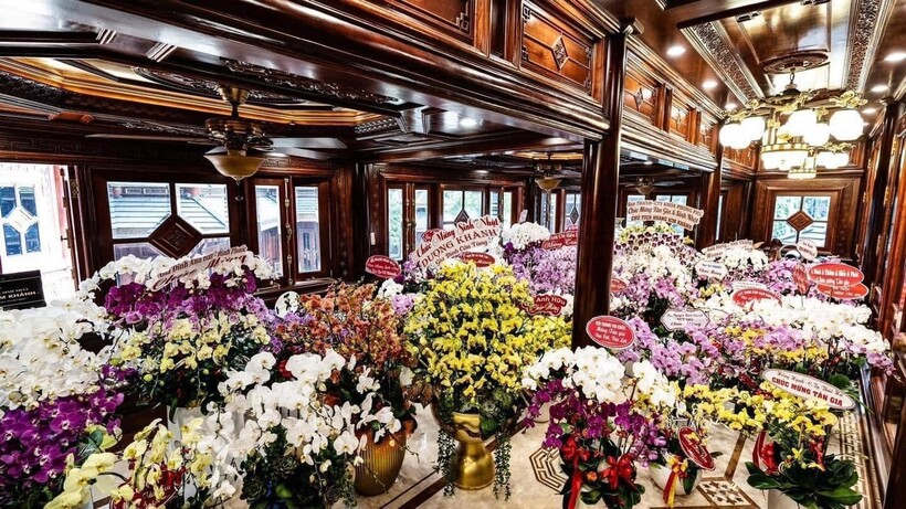 Biệt phủ được xây dựng chủ yếu bằng gỗ, chạm trổ nhiều họa tiết tinh xảo. Nội thất trong nhà cũng được đầu tư bằng các vật dụng, chất liệu đắt đỏ.