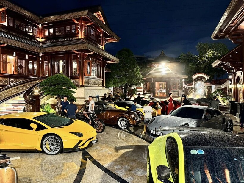 1Dàn siêu xe trị giá 300 tỷ đồng nằm “khoe dáng” trước sân của căn biệt thự. Có thể kể đến một số siêu phẩm mà vợ chồng đại gia này đang sở hữu như: Lamborghini Aventador S LP 740-4, Ferrari 488 Pista Spider, Porsche 911 Turbo S, Aston Martin Vantage, Morgan Plus Six…