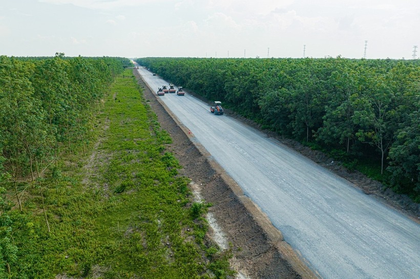 Dự án đường Hồ Chí Minh đoạn Chơn Thành - Đức Hòa có tổng chiều dài 72,85km, đi qua 4 tỉnh Bình Phước, Bình Dương, Tây Ninh và Long An nằm trong vùng kinh tế trọng điểm phía Nam bao gồm cả TP.HCM