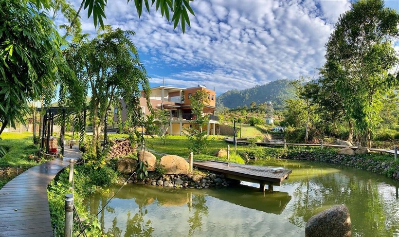 Mong muốn giữ được thế đất vốn có, không tác động cảnh quan tự nhiên nên ngoài nhà ở rộng rãi, gia chủ còn thiết kế nhiều hạng mục khác nhau, đáp ứng các nhu cầu từ sinh hoạt đến tâm linh, giải trí,... như vườn Đức Mẹ, bãi tắm suối tự nhiên, vườn rau sạch, nhà vườn hồng, ao cá, khu nuôi gia cầm, vườn cây ăn trái,...
