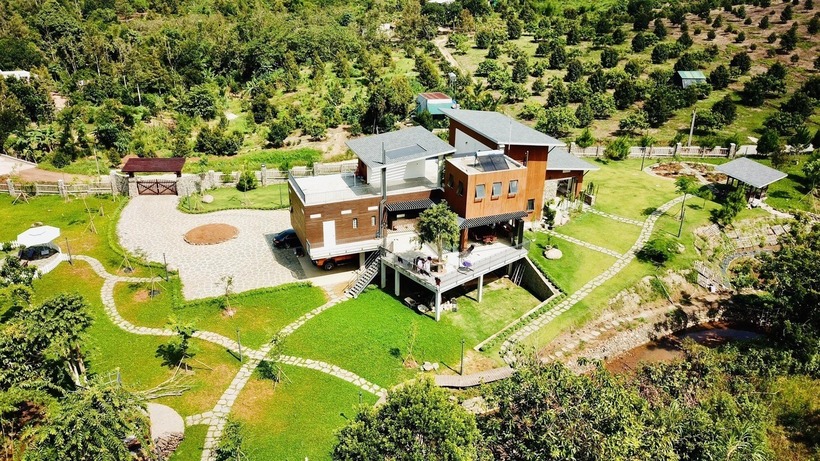 Trên mảnh đất rộng 10.000m2, anh Tom Tran xây dựng công trình nhà ở có diện tích 1.000m2.