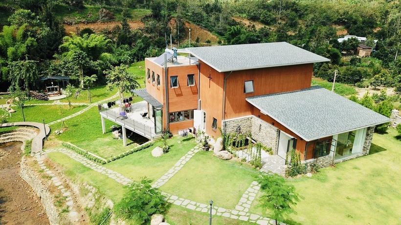 Để bảo toàn được nguyên trạng mảnh đất, gia chủ bàn bạc với kiến trúc sư để căn biệt thự được xây dựng ở vị trí nằm gác lên quả đồi thay vì san lấp thành mặt bằng.
