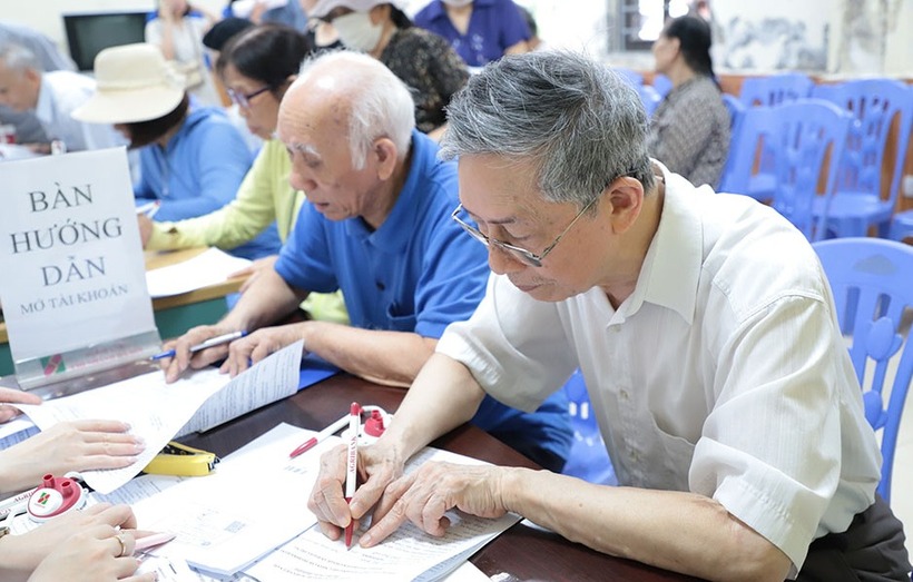 Nhiều trường hợp nghỉ hưu trước tuổi không bị trừ tỷ lệ 2% về trước tuổi mỗi năm. (Ảnh minh họa: BHXH Việt Nam)