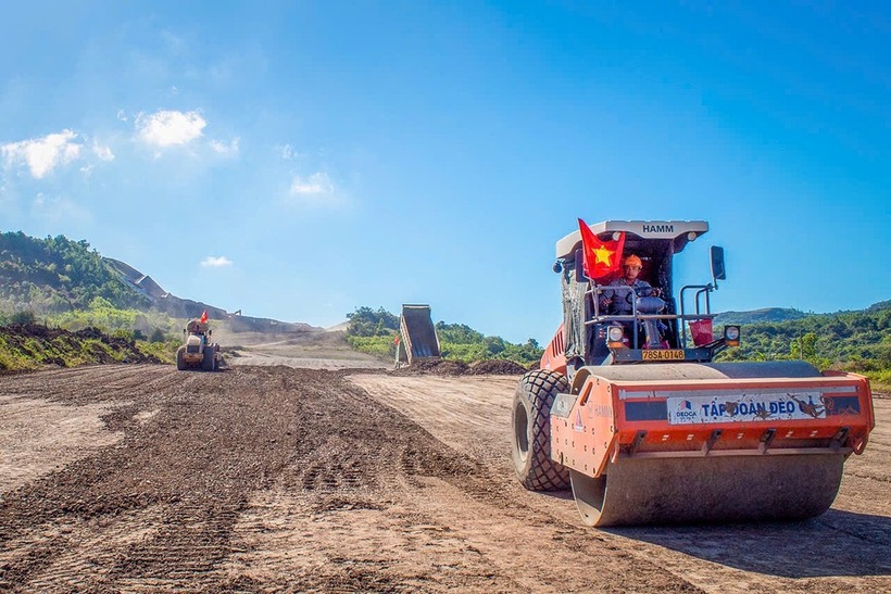 Tại phạm vi Tập đoàn Đèo Cả thi công, sản lượng hoàn thành đến nay là 908/1.624 tỷ đồng, đạt 55.9%, vượt 8% so với kế hoạch đề ra