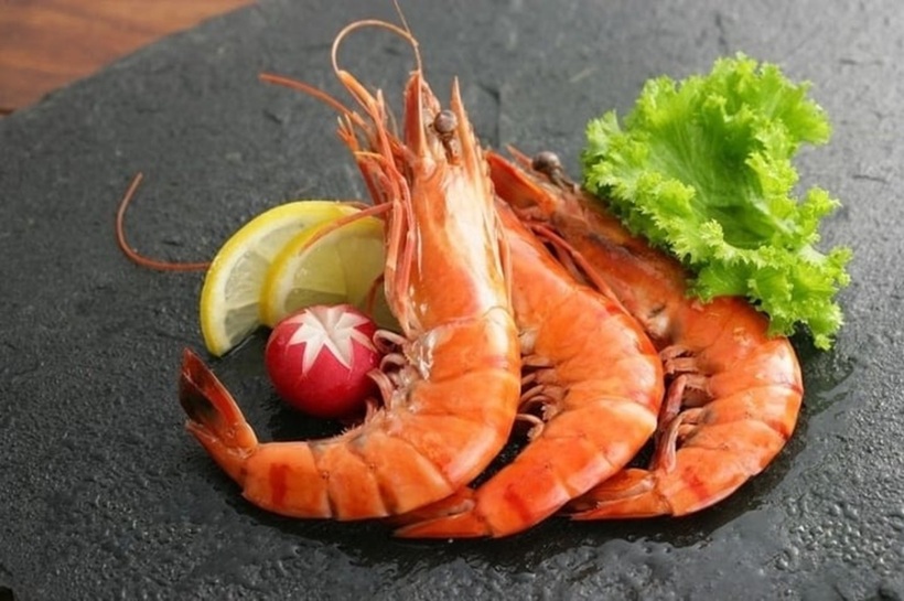 Tôm chứa purine, một chất khi chuyển hóa trong cơ thể sẽ tạo thành axit uric.