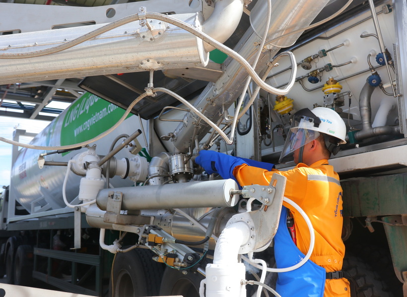 Kiểm tra kỹ thuật và nạp LNG vào ISO Tank tại Kho LNG Thị Vải