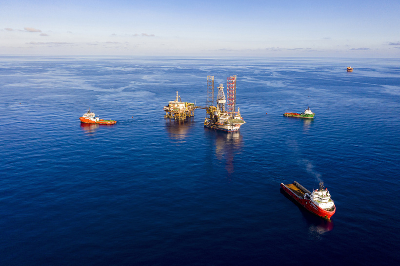 Đưa giàn tự nâng vào điểm khoan