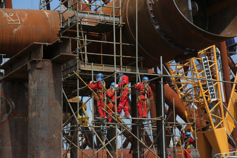 Người lao động PTSC trên công trường thi công công trình biển