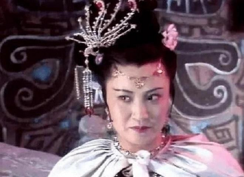 Bạch Cốt Tinh thực ra từng là ngọc nữ của Phi Hương Cung.