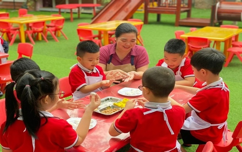 Bộ GD&ĐT trong đó yêu cầu tuyệt đối không thực hiện hợp đồng dịch vụ cung cấp suất ăn cho trẻ. (Ảnh: Tiền phong)