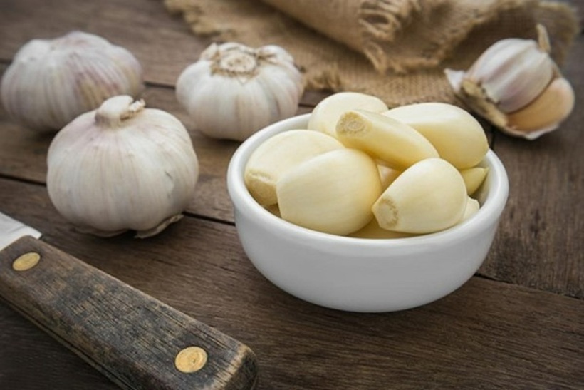 Tỏi, một loại gia vị quen thuộc trong ẩm thực Việt Nam và nhiều nơi trên thế giới.