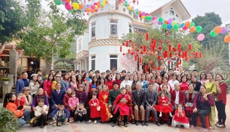 Bức ảnh đại gia đình 160 thành viên của chàng trai tên Quang Trường nhanh chóng thu hút sự chú ý của cư dân mạng.