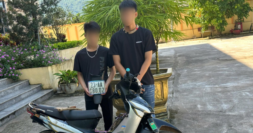 Theo điều tra ban đầu, nguyên nhân vụ việc bắt nguồn từ việc G. và H. làm theo đoạn phim quay lại hình ảnh nhóm người lái xe mô tô cầm dao chặt biển kiểm soát của người đi đường khác trên Tiktok. (Ảnh: Công an Hà Giang)