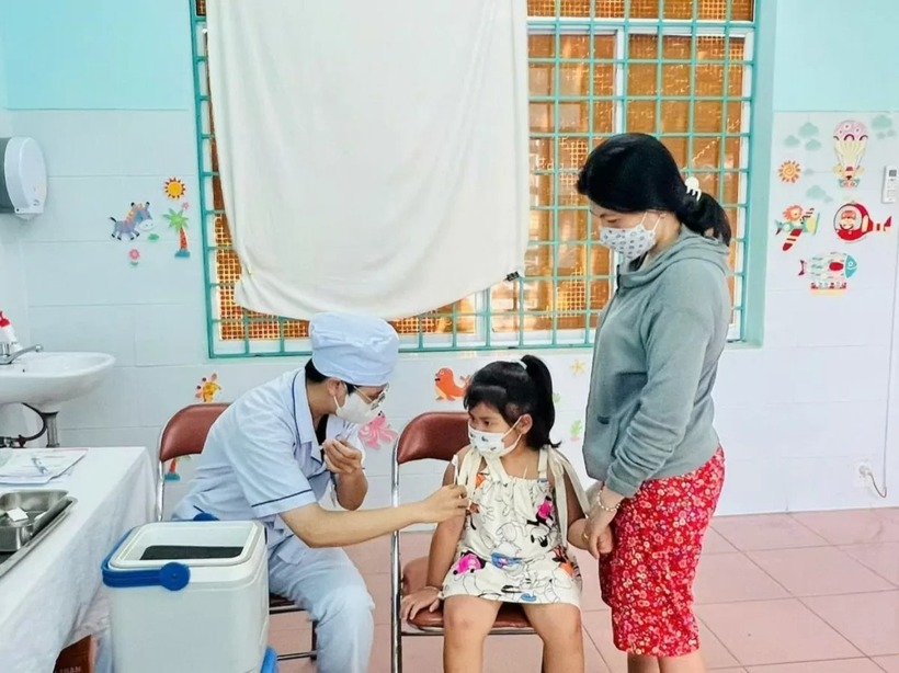 Gần 17.000 trẻ được tiêm vắc xin sởi trong 4 ngày nghỉ lễ tại TP.HCM. Ảnh: HCDC.