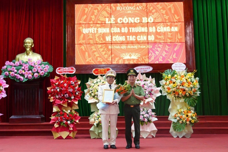 Thứ trưởng Trần Quốc Tỏ trao quyết định bổ nhiệm Đại tá, TS Lê Minh Thảo giữ chức Hiệu trưởng Trường Đại học Kỹ thuật-Hậu cần CAND. Ảnh: Công an Nhân dân