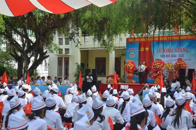 Lễ khai giảng tại Trường THCS Ba Vì, đây là trường tổ chức lễ khai giảng sớm nhất tỉnh Quảng Ngãi. Ảnh: Tuổi Trẻ