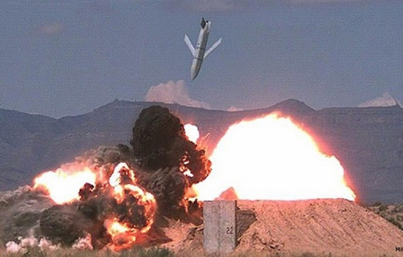 Tên lửa JASSM công phá mục tiêu trong một cuộc thử nghiệm. Ảnh: CNN