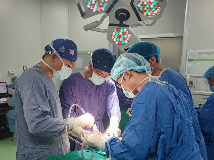Bác sĩ tiến hành phẫu thuật cho bệnh nhân. Ảnh: BVCC.